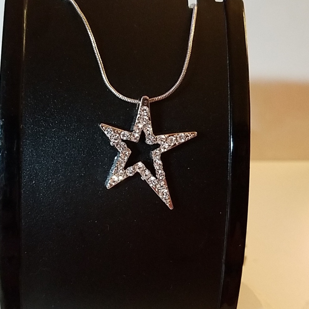 Rhinestone Star 1.25" Silver Tone 25" Chain Necklace.